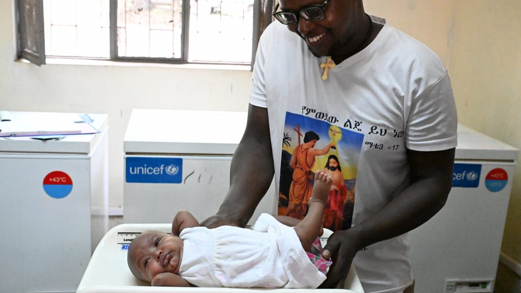 Pai e filha no hospital.