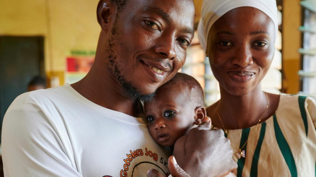 Família com o seu filho num hospital de tratamento.